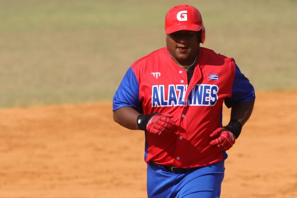 Empate en la cima y rivalidad por jonrones marcan béisbol cubano