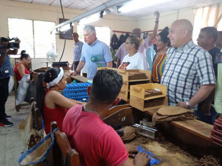 Recorre Díaz-Canel entidad granmense dedicada a la exportación (+ fotos)