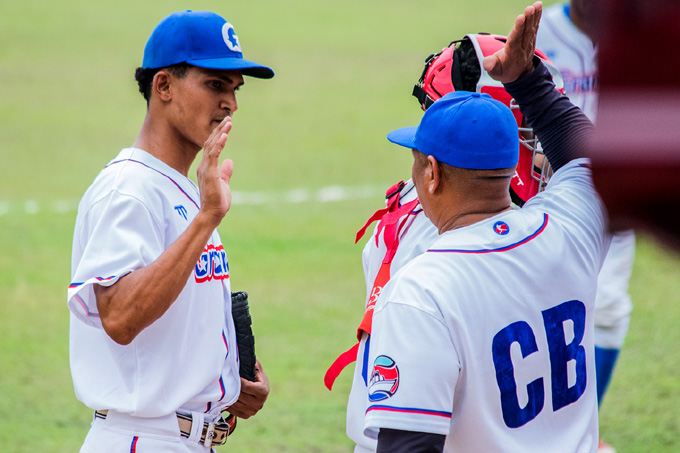 Alazanes acechan la cima en béisbol cubano