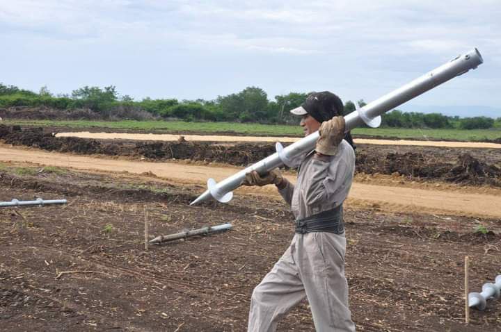 Empresa de Construcción y Montaje de Granma participa en ejecución de parques fotovoltaicos del territorio (+Fotos)