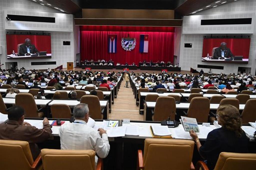 Diputados de Cuba analizan proyectos de leyes en sesión parlamentaria