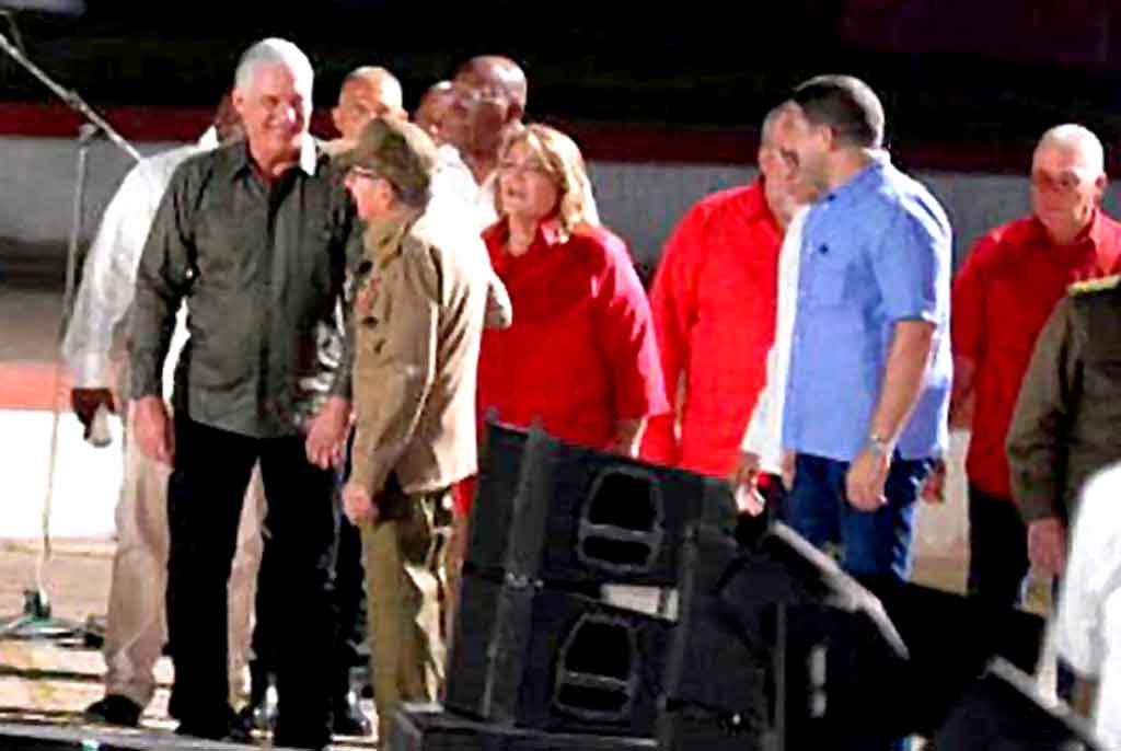 Sancti Spíritus, Cuba, 26 jul (Prensa Latina) El líder de la Revolución, General de Ejército Raúl Castro, y el presidente de Cuba, Miguel Díaz-Canel, encabezaron hoy aquí el multitudinario acto central por el 26 de Julio, Día de la Rebeldía Nacional.