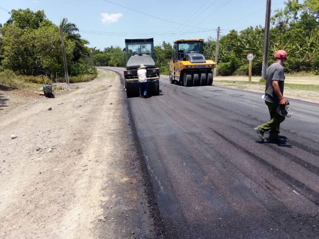 Avanza reparación de carreteras de acceso al principal polo turístico de Granma
