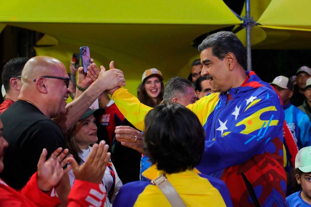 Venezuela está de pie para seguir caminando su destino, afirmó Maduro (+Fotos)