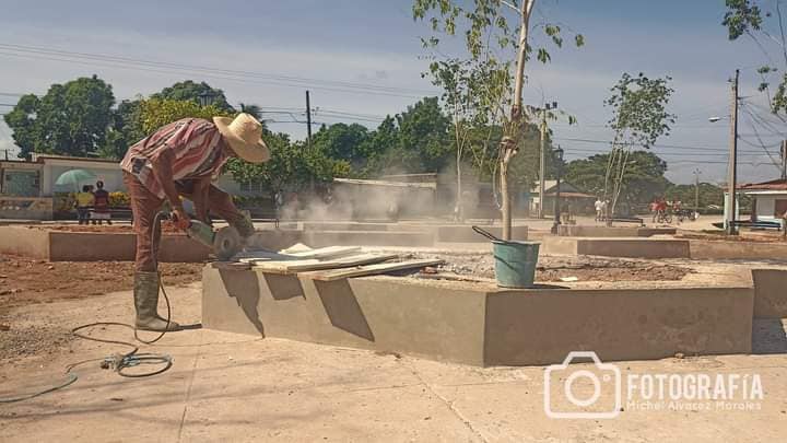 Continúan labores de construcción en el parque Maceo del municipio costero de Media Luna (+Video)
