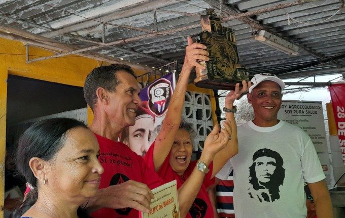 Entregan Premio del Barrio a familia e institución educativa en Manzanillo (+ fotos)