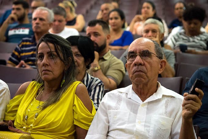 Celebran encuentro máximas autoridades del Partido y Gobierno con profesionales de la prensa en Granma