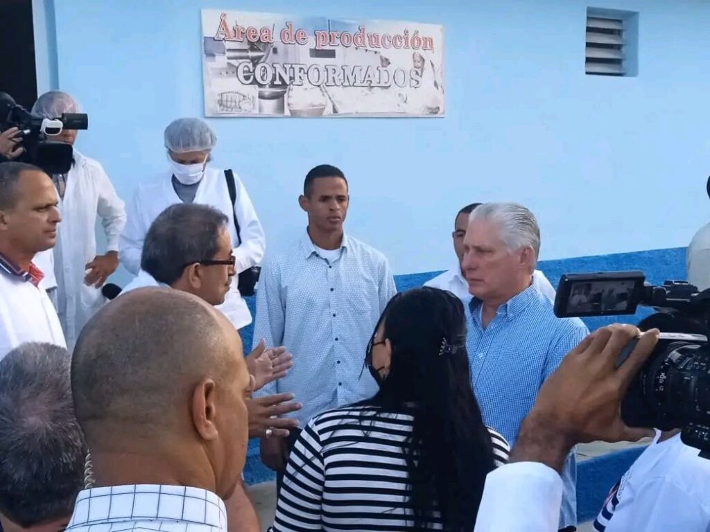 Recorre Presidente cubano sitios de interés económico y social en Granma.