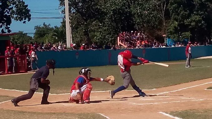 Campechuela barre y es líder en la postemporada de 47 Serie Provincial de Béisbol