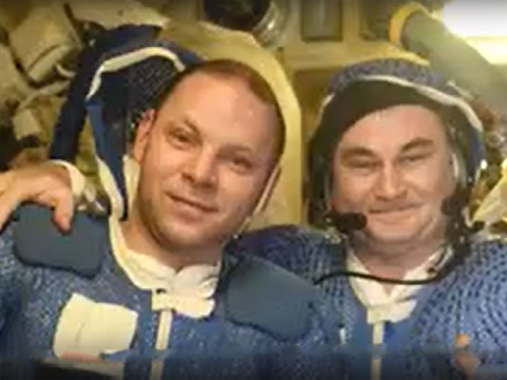 Cosmonautas rusos completan caminata espacial