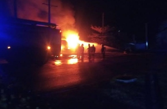 Controlan incendio por explosión de grandes proporciones en planta de asfalto en Sancti Spíritus