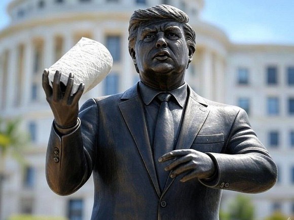 Tuit del día: La estatua de Donald Trump frente al Capitolio en San Juan