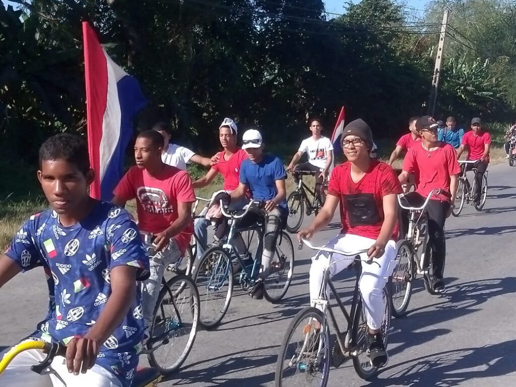 Jóvenes granmenses protagonizan bicicletada antiimperialista en apoyo al pueblo cubano