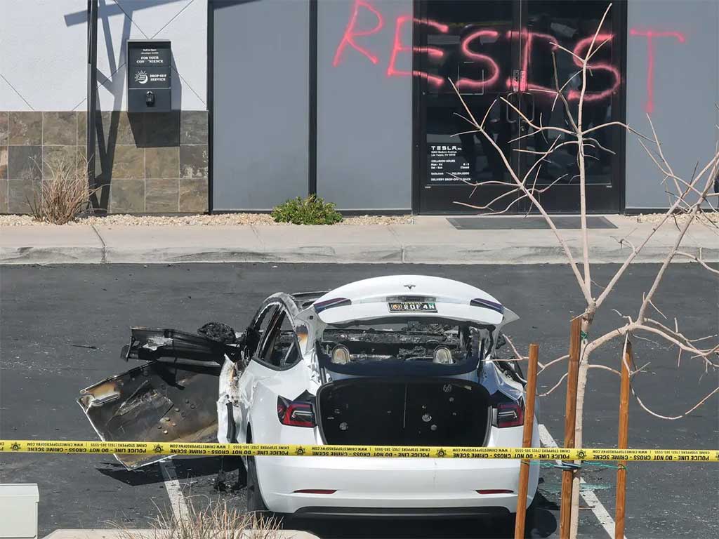 Trump quiere penas severas en EEUU por vandalismo contra Tesla