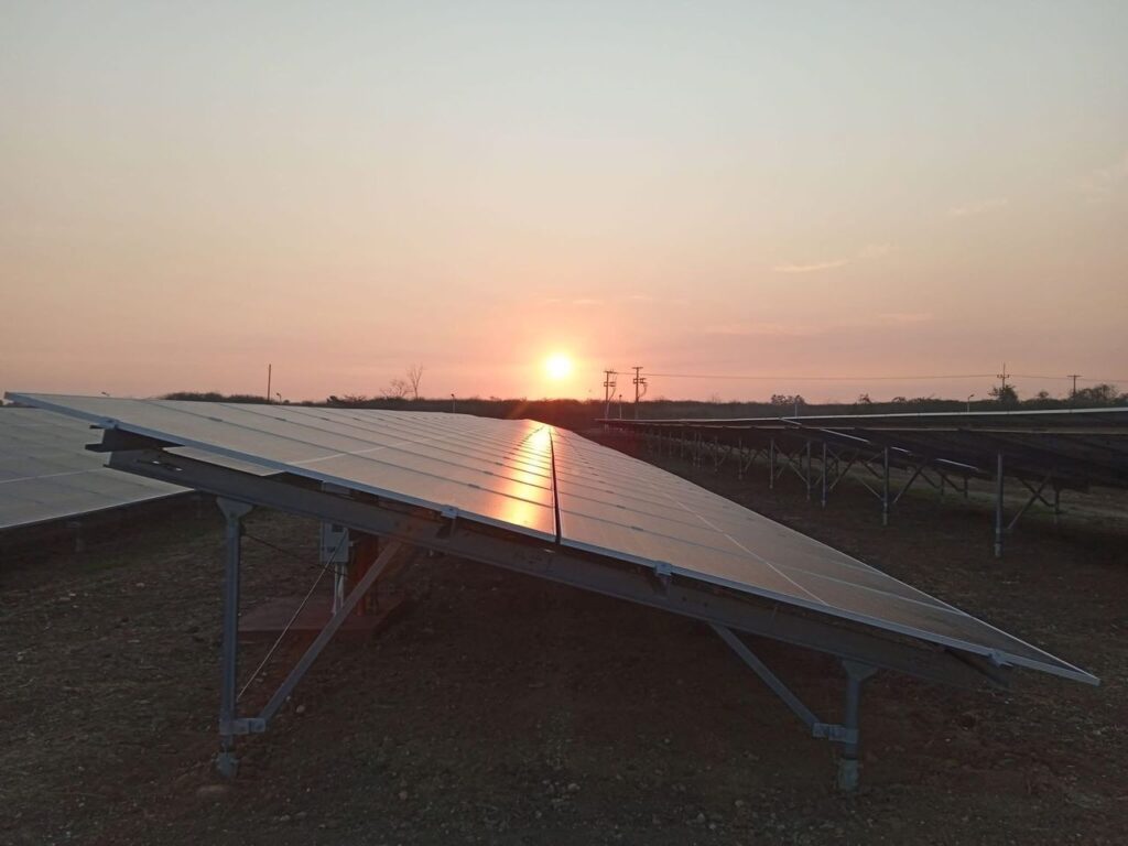 Comienza a generar energía tercer Parque Solar Fotovoltaico de Cuba.
