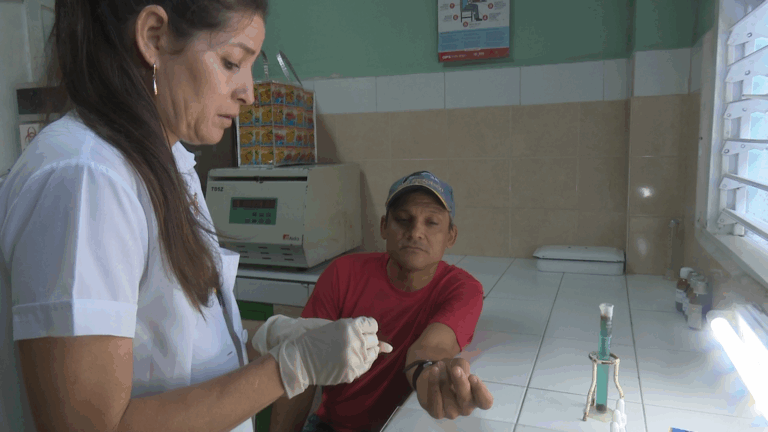 Trabajadores granmenses contribuyen al programa de donaciones de sangre.