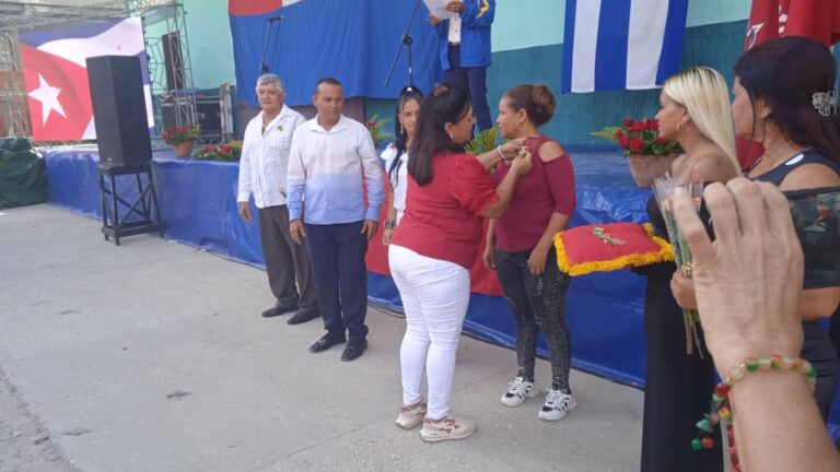 Entregan bandera Vanguardia Nacional a Empresa Agroindustrial de Granos Fernando Echenique