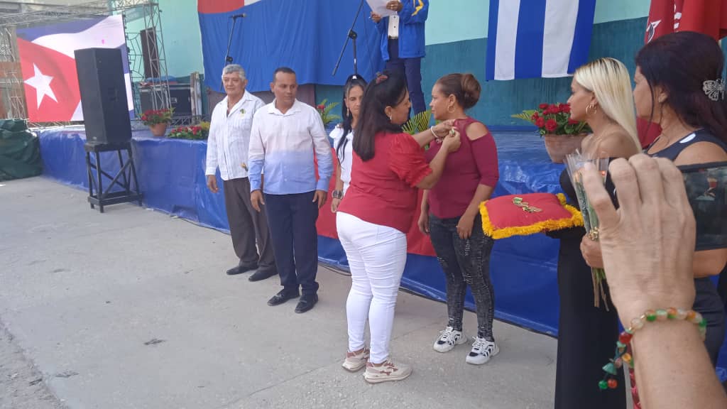 Entregan bandera Vanguardia Nacional a Empresa Agroindustrial de Granos Fernando Echenique