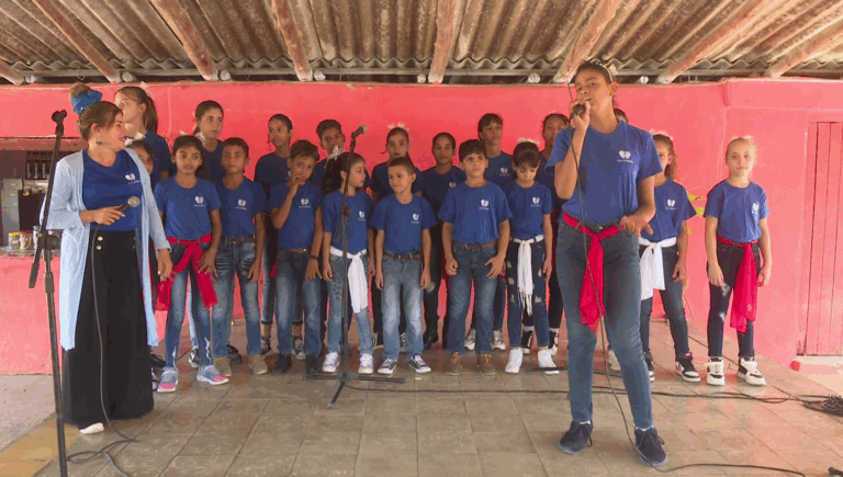 Se presenta Coro Ismaelillo en comunidad rural “Dos Ríos”
