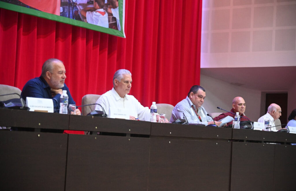 Asiste Díaz-Canel a clausura del Congreso de la ANAP