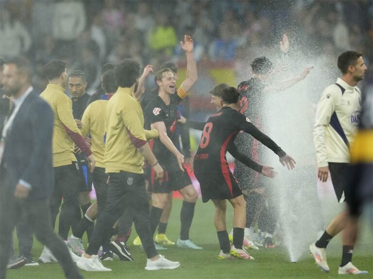 Barcelona toca dos veces títulos de fútbol español