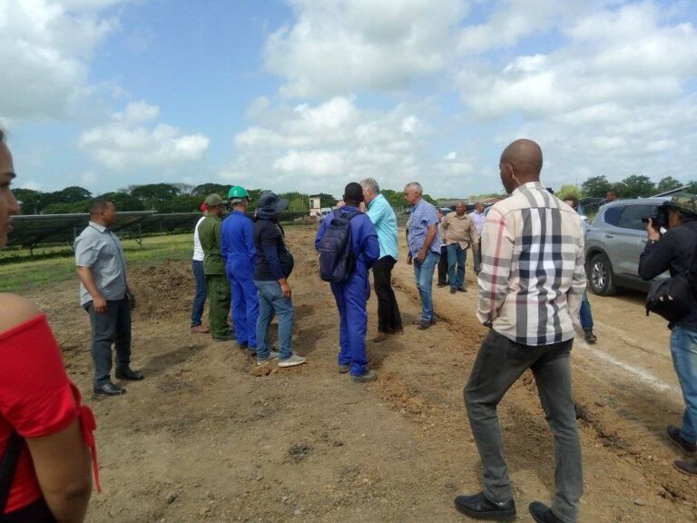 Mandatario cubano y comitiva que lo acompaña visitó Parque Solar Fotovoltaico “Camilo Cienfuegos”.