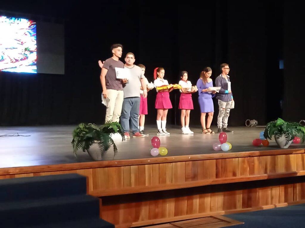 Gradúa Granma estudiantes de duodécimo grado