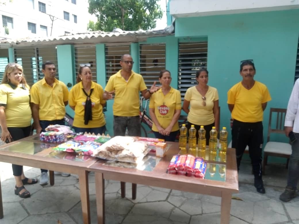 Trabajadores granmenses de Taxis Cuba realizan donativo a Casa de niños sin amparo familiar