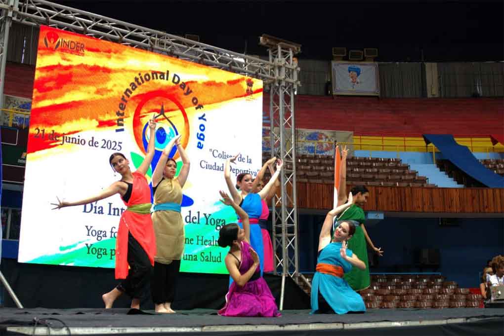 Cuba festeja Día Internacional del Yoga de la mano de India (+Fotos)
