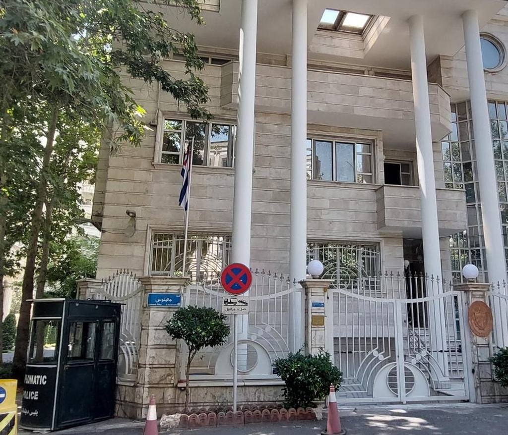 Evacuan a cubanos que laboran en Irán