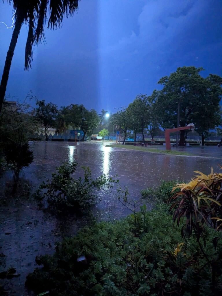 Tormenta local severa provoca inundaciones en varios repartos de la capital de Granma