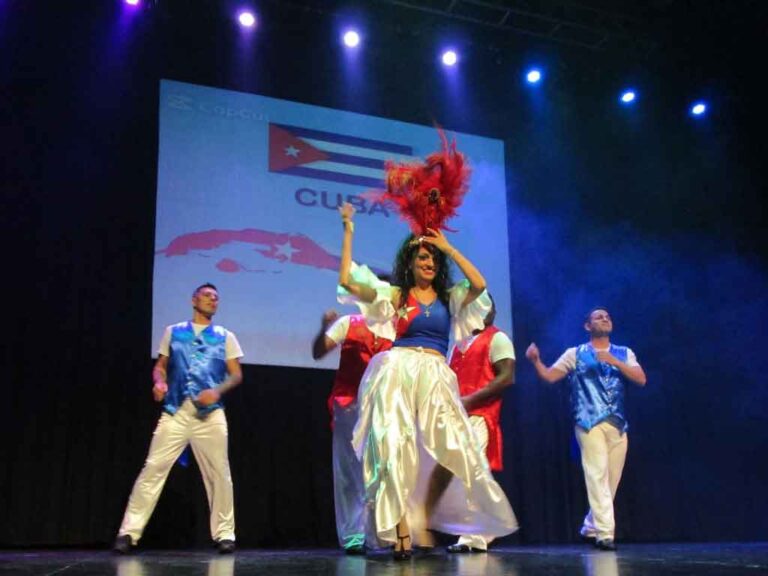 Música y bailes cubanos estremecieron el Teatro Cervantes de Quilmes (+Fotos)