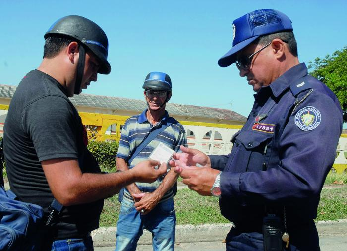 Una norma que fomenta la conducta cívica: el cumplimiento estricto de la legalidad