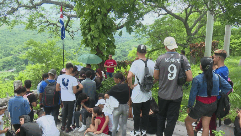 Visitan participantes en campamento de verano sitios de interés histórico y social de Granma