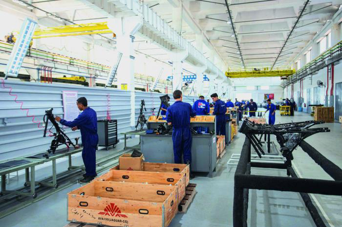 Cuba ensambla vehículos para fortalecer el transporte