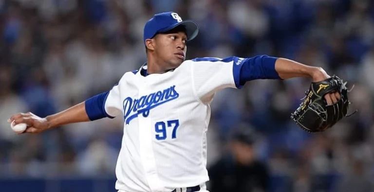 Lanzador cubano Raidel Martinez se anota su salvado 31 en Japón