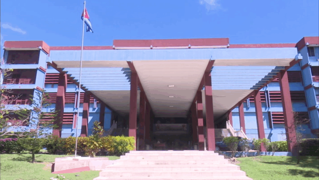 Universidad de Granma recibe Placa Honorífica Siempre Joven de la UJC