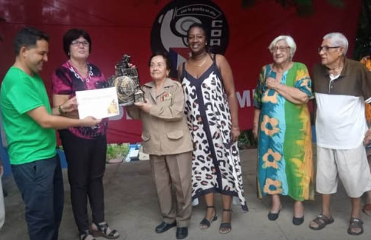 Entregaron los CDR Premio del Barrio a Teté Puebla