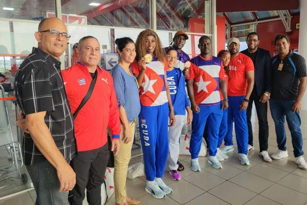 Medallistas mundiales del atletismo de regreso a la patria