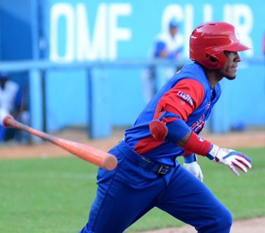 Roel Santos entrena para reincorporarse a los Alazanes este fin de semana