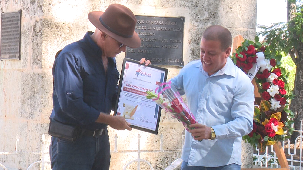 Entrega UNEAC en Granma  premio  al mérito literario José Joaquín Palma