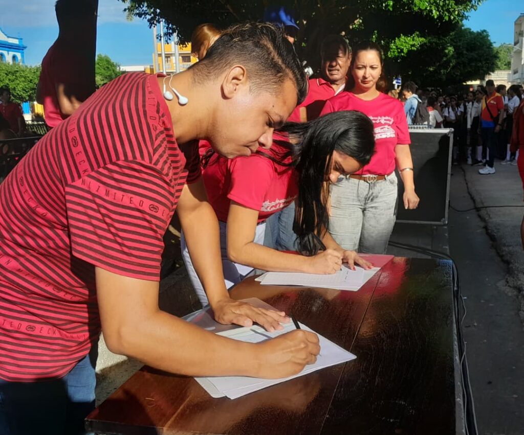 Concluye en Granma proceso de firmas en apoyo a Venezuela