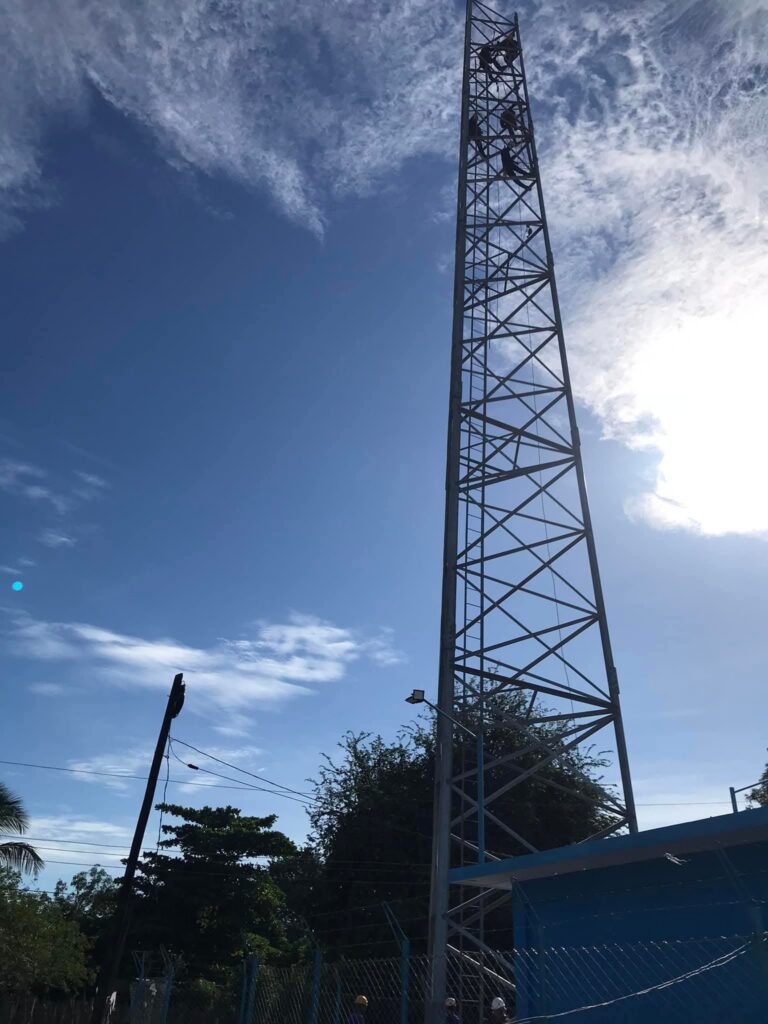 Instalan en Río Cauto sitio tecnológico que amplía los servicios de telecomunicaciones en Granma.