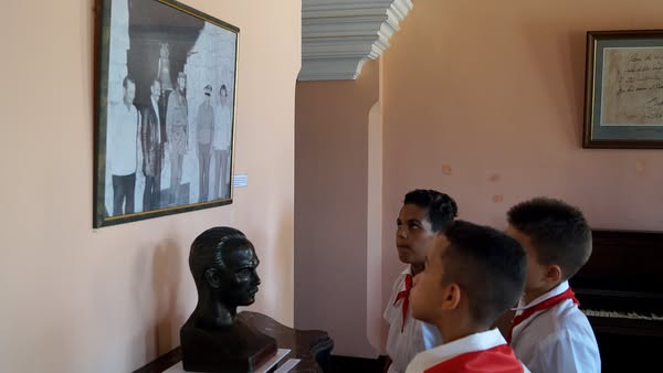 Inauguran exposición fotográfica sobre Fidel y Armando Hart 