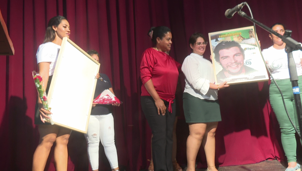 Realizan en Granma acto provincial por aniversario 65 de la nacionalización banca en Cuba.