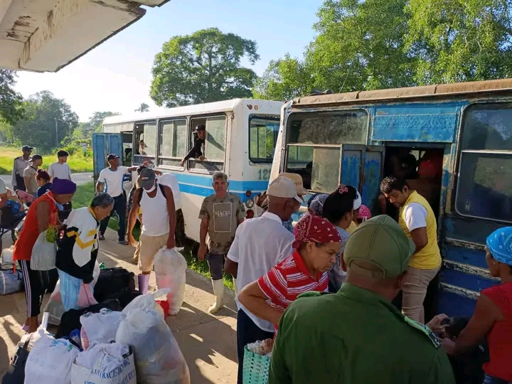 Pobladores de Guamo retornan gradualmente a su su comunidad tras paso de huracán Melissa