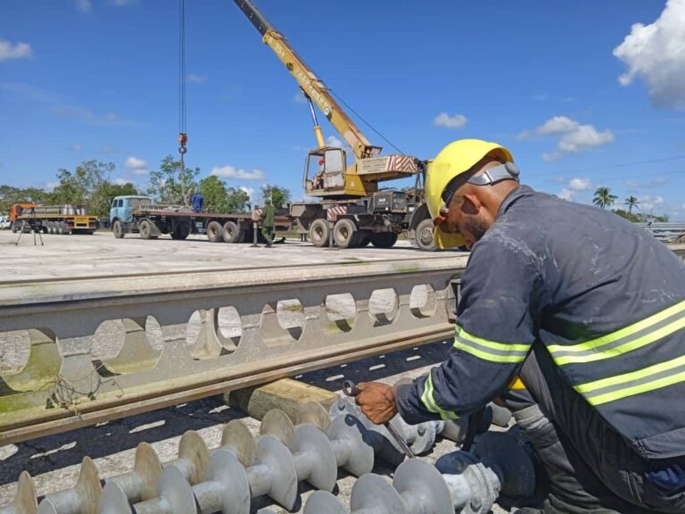 Acopian recursos para reconectar a Granma al sistema eléctrico tras huracán