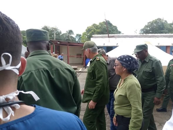 Regresa Presidente cubano Miguel Díaz Canel Bermúdez a zonas afectadas por el paso del huracán Melissa en Provincia Granma