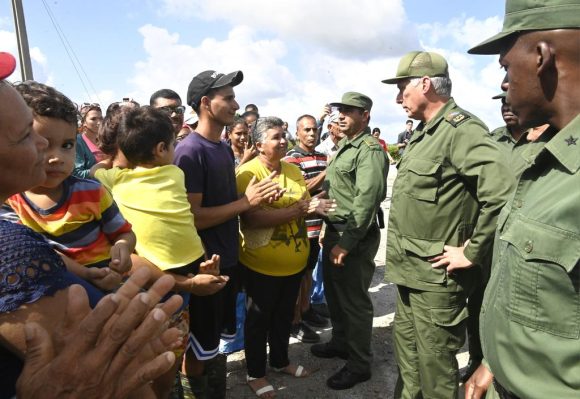 Díaz-Canel recorre zonas afectadas por el huracán Melissa en el oriente de Cuba