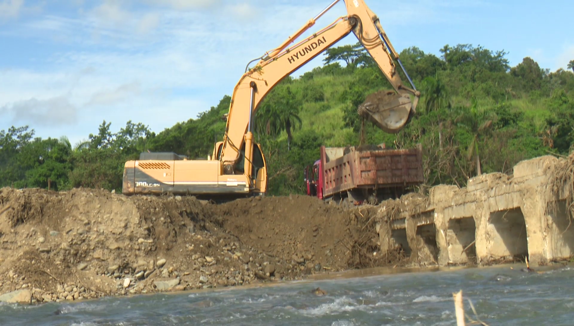 Reconstruyen viales en las serranías granmenses